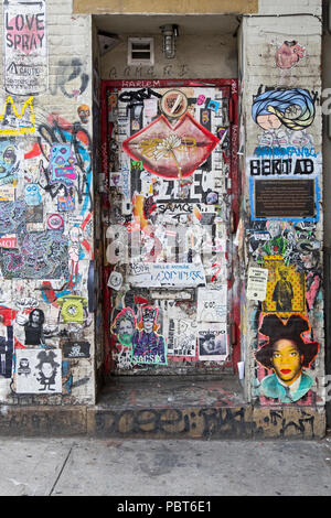 La porta di casa dove Jean-Michel Basquiat vissuto sulla Great Jones Street in East Village, il centro cittadino di New York City; Foto Stock
