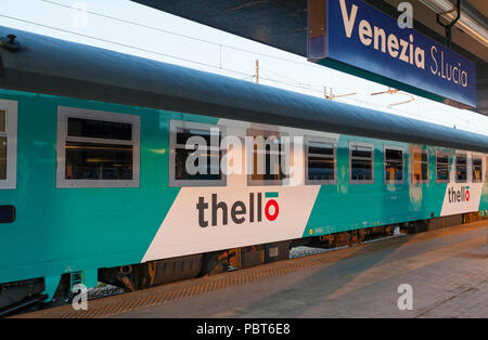 Thello per una notte di treno passeggeri tra Parigi e Venezia in Venezia S Lucia, Venezia, Veneto, Italia al tramonto prima della partenza. Foto Stock