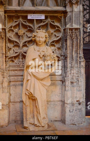 ROUEN, Francia - giu 7, 2015: Statua nella cattedrale di Rouen (Notre Dame de Rouen), un cattolico romano cattedrale gotica in Rouen, Francia, una sede di un Foto Stock