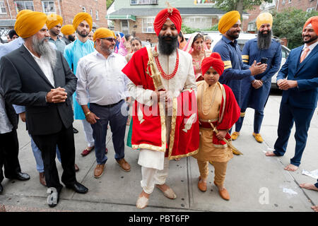 I sikh sposo arriva al tempio per il suo matrimonio accompagnato dal fratello in Richmond Hill, Queens, a New York. Foto Stock