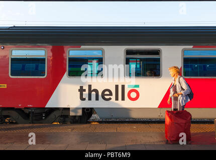 Thello per una notte di treno passeggeri tra Parigi e Venezia in Venezia S Lucia, Venezia, Veneto, Italia al tramonto. La signora con la valigia a piedi da Foto Stock