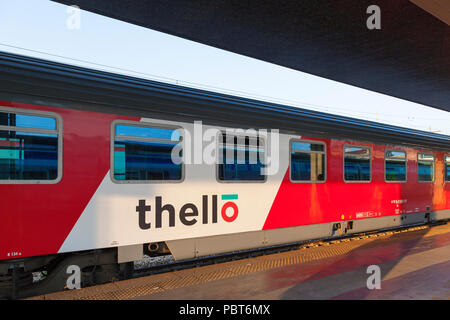 Thello per una notte di treno passeggeri tra Parigi e Venezia in Venezia S Lucia, Venezia, Veneto, Italia al tramonto prima della partenza. Foto Stock