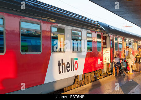 Thello per una notte di treno passeggeri tra Parigi e Venezia in Venezia S Lucia, Venezia, Veneto, Italia al tramonto . Imbarco Pasengers partenza Foto Stock