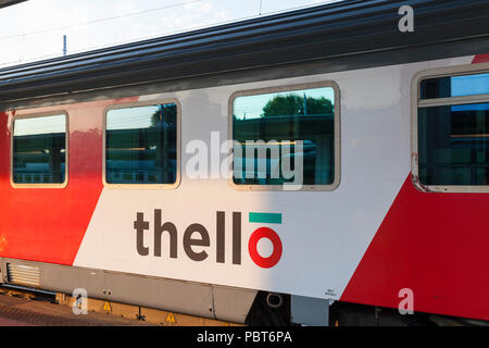 Thello per una notte di treno passeggeri tra Parigi e Venezia in Venezia S Lucia, Venezia, Veneto, Italia al tramonto prima della partenza. Foto Stock