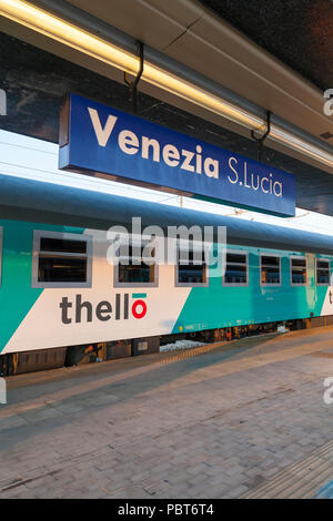 Thello per una notte di treno passeggeri tra Parigi e Venezia in Venezia S Lucia, Venezia, Veneto, Italia al tramonto. stazione firmare e il logo, emblema Foto Stock