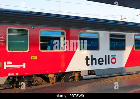 Thello per una notte di treno passeggeri tra Parigi e Venezia in Venezia S Lucia, Venezia, Veneto, Italia al tramonto. Auto Sleeper, logo, emblema Foto Stock