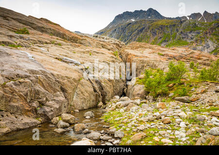 Una piccola cascata in montagna del parco Svartisen, Norvegia Foto Stock