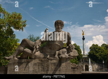 Vista del Friedensengel Monaco di Baviera con Statua virile in primo piano e bella nuvola umore in background Foto Stock