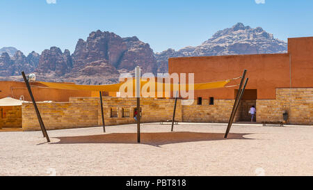 Il Wadi Rum, GIORDANIA - Apr 30, 2014: la parte interna del Wadi Rum Visitor Center. Wadi Rum valle è il sito Patrimonio Mondiale dell'UNESCO Foto Stock