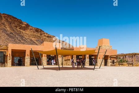 Il Wadi Rum, GIORDANIA - Apr 30, 2014: la parte interna del Wadi Rum Visitor Center. Wadi Rum valle è il sito Patrimonio Mondiale dell'UNESCO Foto Stock