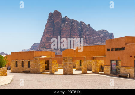 Il Wadi Rum, GIORDANIA - Apr 30, 2014: la parte interna del Wadi Rum Visitor Center. Wadi Rum valle è il sito Patrimonio Mondiale dell'UNESCO Foto Stock