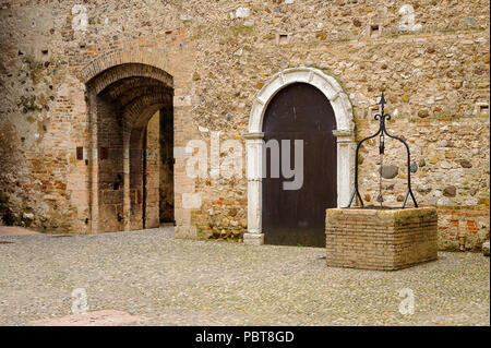 SIRMIONE, Italia - 26 giugno 2014: cortile interno del Castello Scaligero di Sirmione Sirmione (castello), costruito nel XIV secolo, il Lago di Garda e Sirmione, Foto Stock