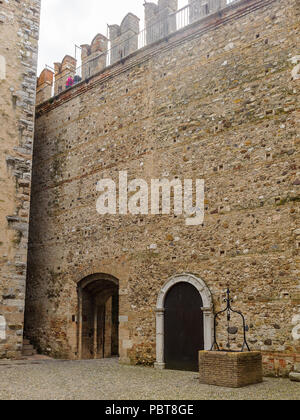 SIRMIONE, Italia - 26 giugno 2014: cortile interno del Castello Scaligero di Sirmione Sirmione (castello), costruito nel XIV secolo, il Lago di Garda e Sirmione, Foto Stock