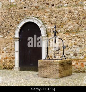 SIRMIONE, Italia - 26 giugno 2014: cortile interno del Castello Scaligero di Sirmione Sirmione (castello), costruito nel XIV secolo, il Lago di Garda e Sirmione, Foto Stock