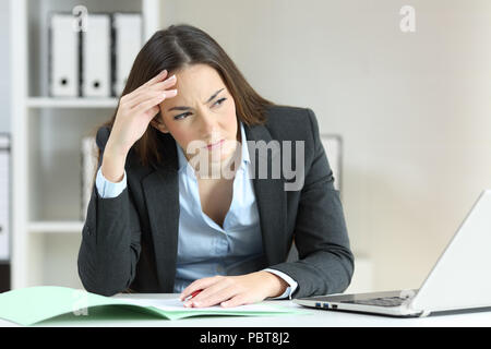 Vista anteriore verticale di un preoccupato per il lavoratore di ufficio cercando di lato Foto Stock