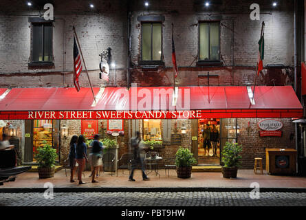 Savannah, Georgia. River Street dolci negozio di caramelle, dal centro di notte con la gente. Foto Stock