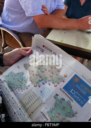 Un'altra ondata di caldo in Francia. Il locale giornale francese mostra una mappa disegnata che mostra la sun e più sole per tutta la settimana in questa ultima settimana di luglio 2018 Foto Stock