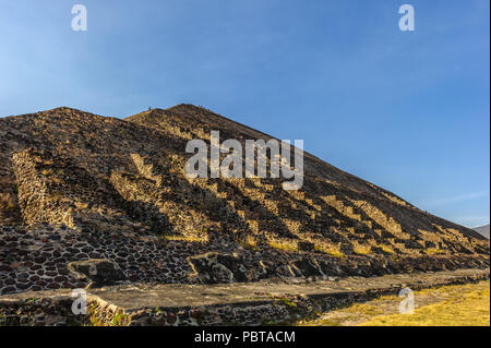 Vista spettacolare della Piramide del sole è il più grande edificio Teotihuacan e uno dei più grandi in Mesoamerica. Foto Stock