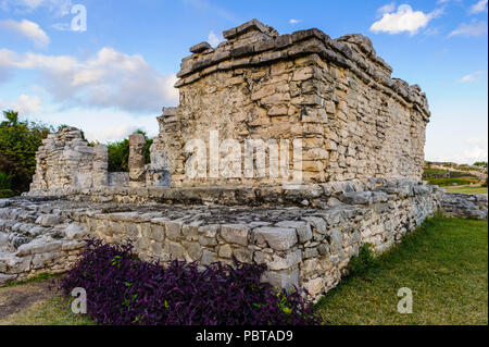 Le rovine della città Maya Tulum, situato sulla scogliera, lungo la costa orientale della penisola dello Yucatan sul Mare dei Caraibi nello stato di Quintana Roo, Me Foto Stock