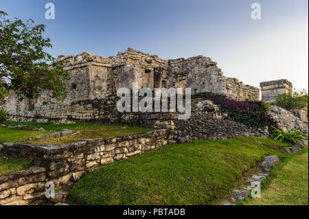 Le rovine della città Maya Tulum, situato sulla scogliera, lungo la costa orientale della penisola dello Yucatan sul Mare dei Caraibi nello stato di Quintana Roo, Me Foto Stock