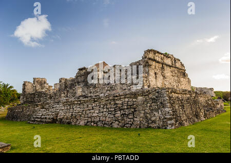 Le rovine della città Maya Tulum, situato sulla scogliera, lungo la costa orientale della penisola dello Yucatan sul Mare dei Caraibi nello stato di Quintana Roo, Me Foto Stock