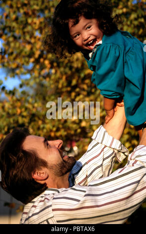 Padre caucasica si solleva filippino/figlia caucasica il sig. © Myrleen Pearson ....Ferguson Cate Foto Stock