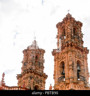 Santa Prisca tempio in Taxco, Messico. La città è nota per i suoi prodotti di argento Foto Stock