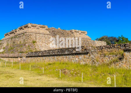 Vista del Monte Alban, una grande pre-colombiano sito archeologico di Santa Cruz Xoxocotlan comune, Stato di Oaxaca. Patrimonio Mondiale UNESCO Foto Stock