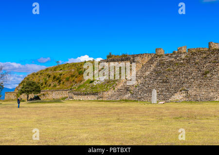 Piattaforma nord, Monte Alban, una grande pre-colombiano sito archeologico di Santa Cruz Xoxocotlan comune, Stato di Oaxaca. Patrimonio Mondiale UNESCO Foto Stock