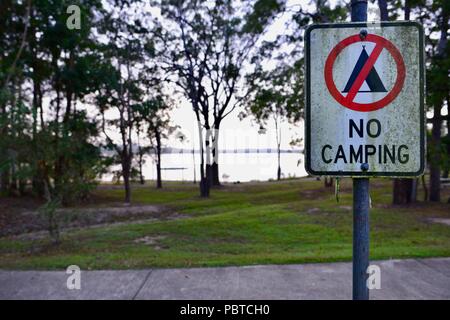 Nessun segno di campeggio, Lago Tinaroo, altopiano di Atherton, QLD, Australia Foto Stock