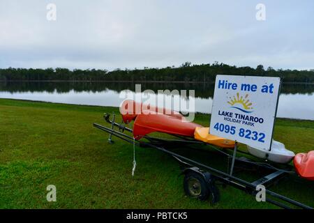 Canoa noleggio presso il Lago Tinaroo, altopiano di Atherton, QLD, Australia Foto Stock
