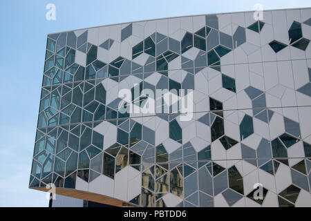 Esterno del nuovo Calgary Central Library. L'esterno è una facciata strutturata con traslucido a fritta di pannelli di vetro. La libreria è programmato per aprire Foto Stock