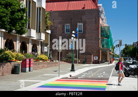 Rainbow crosswalk attraverso piste ciclabili nel centro cittadino di Victoria, BC, Canada. Foto Stock