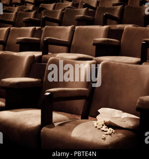 Popcorn versato sul cinema sedi. Stile: "70's guardare' Foto Stock