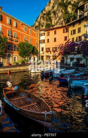 Porto vecchio a Limone sul Garda, è una città e comune della provincia di Brescia, in Lombardia, sulla riva del lago di Garda, Italia Foto Stock