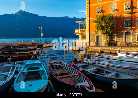 Porto vecchio a Limone sul Garda, è una città e comune della provincia di Brescia, in Lombardia, sulla riva del lago di Garda, Italia Foto Stock