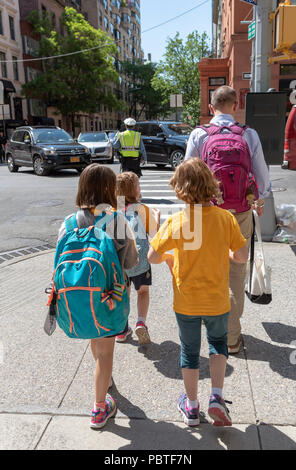 L'uomo scortare i giovani studenti di sesso femminile da scuola a casa a New York STATI UNITI D'AMERICA Foto Stock