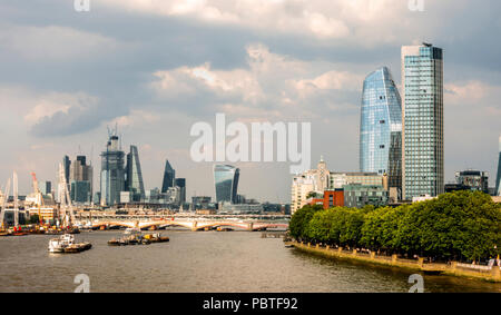 Il fiume Tamigi e alcuni della Londra dei moderni grattacieli: Southwark Tower, uno Blackfriars, 20 Fenchurch, il bisturi, torre 42, Leadenhall Building, Foto Stock