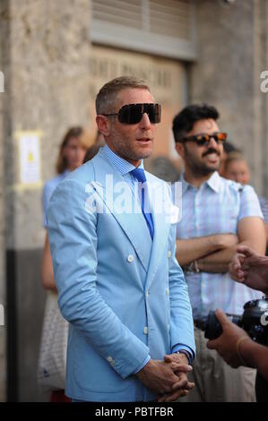 Lapo Elkann presenta la sua nuova linea di occhiali da sole giri in Milano, Italia con: Lapo Elkann Dove: Milano, Italia Quando: 28 giu 2018 Credit: IPA/WENN.com * * disponibile solo per la pubblicazione in UK, USA, Germania, Austria, Svizzera** Foto Stock