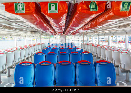 Bianco e blu di sedili e giubbotti di salvataggio o banco righe, un pavimento grigio su un ferry boat deck come uno sfondo o un pattern in Istanbul Foto Stock