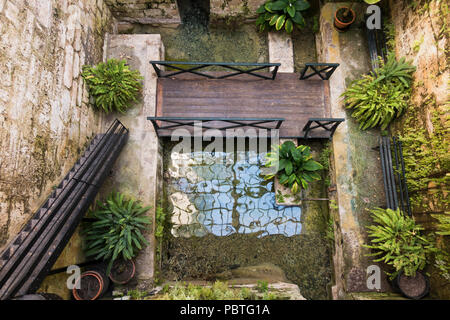 Pozzi interni del rinnovato mulino di fiori al giardino botanico, Molino de Inca, Torremolinos, Andalusia, Spagna. Foto Stock