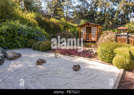 Giapponese giardino Zen presso il giardino botanico, il Molino de Inca, Torremolinos, Andalusia, Spagna. Foto Stock