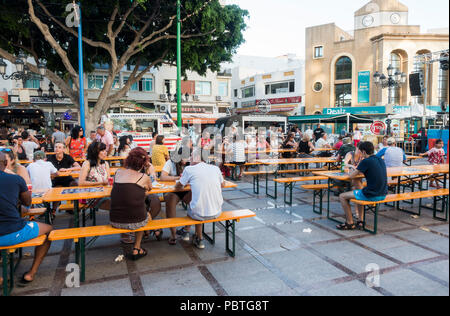 Carrelli di cibo al festival, festosa celebrazione, nel centro di Torremolinos, Andalusia, Spagna Foto Stock