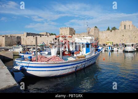 Barche ormeggiate nel porto di Kolona a Rodi città vecchia sull'isola greca di Rodi il 12 giugno 2018. La città vecchia è un patrimonio mondiale UNESCO Ste. Foto Stock