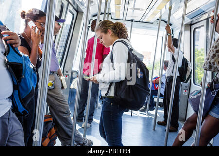 Miami Florida,Metromover,Downtown,sistema libero automatizzato di movimento delle persone,passeggeri passeggeri motociclisti,pendolari,donne donne donne donne,uomini,donne,in piedi Foto Stock