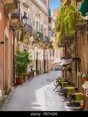 Una stretta e pittoresca strada in Ortigia, Siracusa, nella regione Sicilia, Italia. Foto Stock