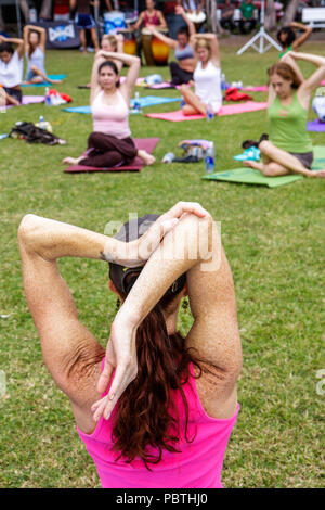 Miami Beach Florida, Flamingo Park, Crunch Yogapalooza, vinyasa yoga, donna donne, esercizio, fitness, stretch, materassino, postura, benessere, spalla, gomito, clas Foto Stock