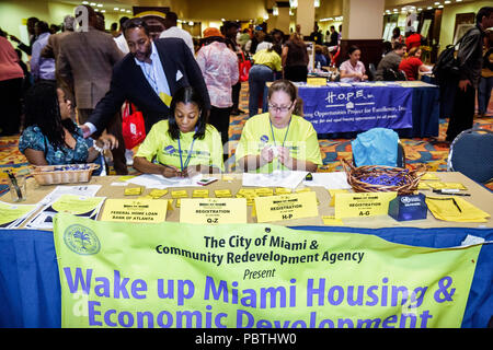 Miami Florida,Miami Downtown Hilton,hotel,Housing & Economic Development Expo,Agenzia di riqualificazione della comunità,banco di registrazione,Black woman female wome Foto Stock