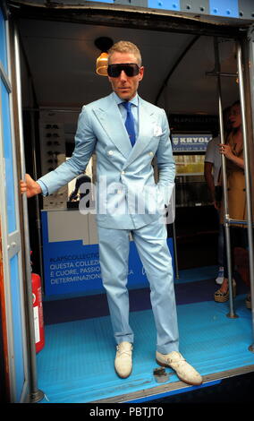 Lapo Elkann presenta la sua nuova linea di occhiali da sole giri in Milano, Italia con: Lapo Elkann Dove: Milano, Italia Quando: 28 giu 2018 Credit: IPA/WENN.com * * disponibile solo per la pubblicazione in UK, USA, Germania, Austria, Svizzera** Foto Stock