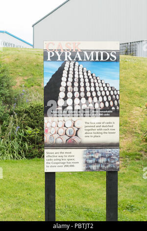 Botte piramidi di Speyside Cooperage, Craigellachie, Banffshire, Scotland, Regno Unito Foto Stock